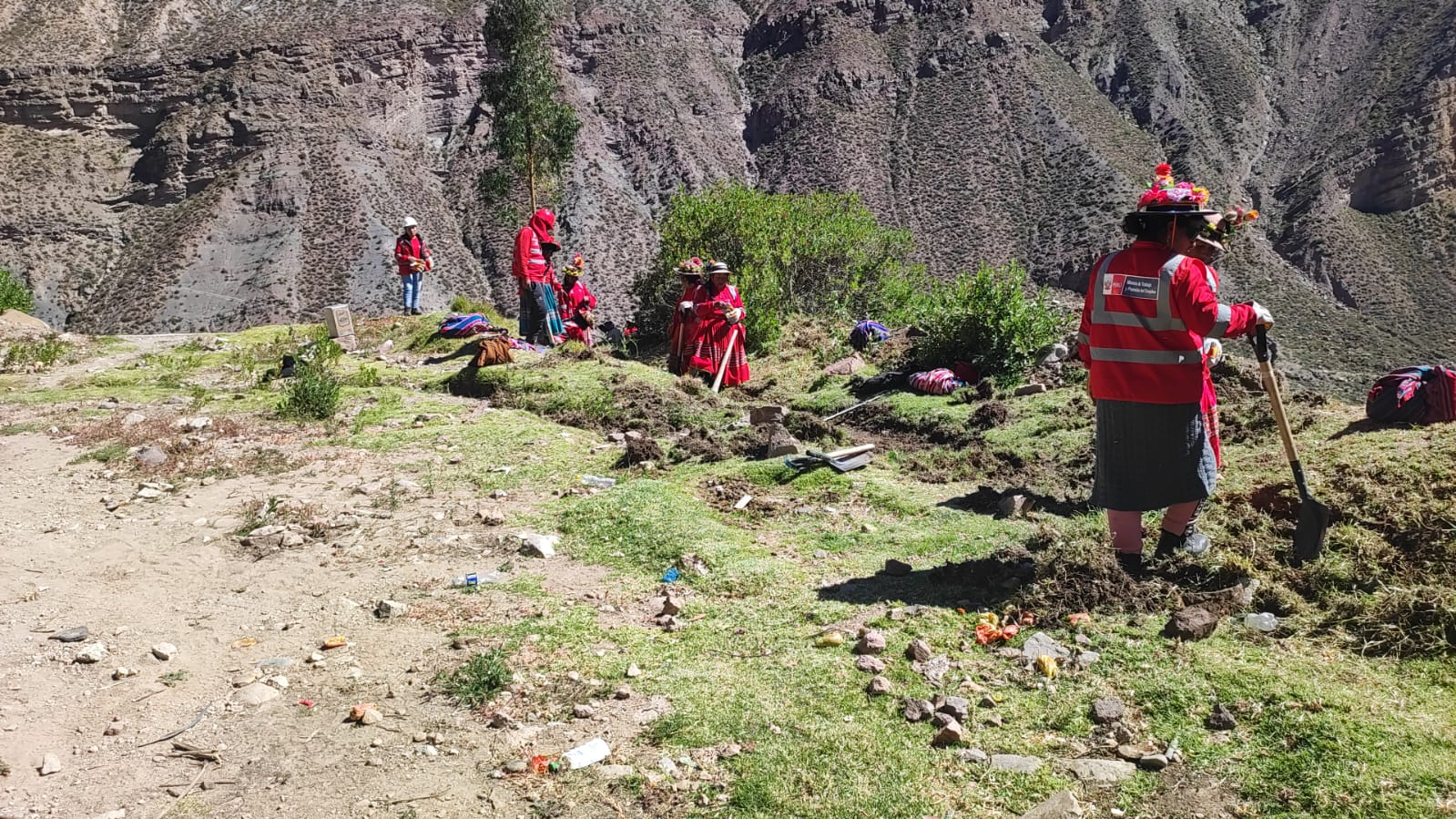 Se dio inicio a las actividades programadas por el PROGRAMA LURAWI PERÚ en el distrito de Lloque, con la presencia del alcalde Tec. Rubén N. Mamani Bautista, conjuntamente con el personal del Programa de Empleo Temporal Lurawi Perú.

Estos trabajos consisten en las siguientes actividades:

“LIMPIEZA, MANTENIMIENTO Y ACONDICIONAMIENTO DE CAMINO DE HERRADURA EN EL SECTOR DE CHINTARI DEL CENTRO POBLADO DE LLOQUE, DISTRITO DE LLOQUE - PROVINCIA DE GENERAL SANCHEZ CERRO - DEPARTAMENTO DE MOQUEGUA”

“LIMPIEZA, MANTENIMIENTO Y DESCOLMATACIÓN DE CANALES DE RIEGO EN LOS SECTORES DE KASAPATA-SOCSAN, LAJRACAN, TUNLÚN, HUISICATA, CUCHUTUMA Y TOQUEN, ANEXO LUCCO - DISTRITO DE LLOQUE - PROVINCIA DE GENERAL SANCHEZ CERRO - DEPARTAMENTO DE MOQUEGUA"

El alcalde, Rubén N. Mamani Bautista, seguirá trabajando con diligencia y confianza para garantizar el desarrollo del distrito y crear más oportunidades de empleo para los ciudadanos, con el fin de contribuir a mejorar la situación económica de las familias lloqueñas. Se esforzará por fomentar un sentimiento de seguridad y confianza entre la población, al tiempo que tomará medidas para lograr un futuro más próspero para el distrito. Está decidido a hacer todo lo necesario para lograr un cambio real y duradero, y para garantizar que todos los miembros de la comunidad tengan acceso a los recursos que necesitan para salir adelante.

