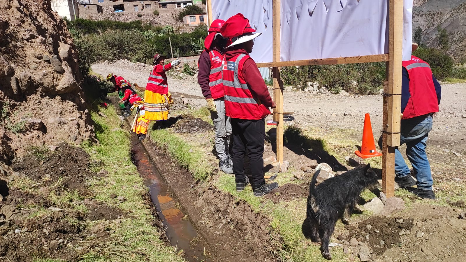 Se dio inicio a las actividades programadas por el PROGRAMA LURAWI PERÚ en el distrito de Lloque, con la presencia del alcalde Tec. Rubén N. Mamani Bautista, conjuntamente con el personal del Programa de Empleo Temporal Lurawi Perú.

Estos trabajos consisten en las siguientes actividades:

“LIMPIEZA, MANTENIMIENTO Y ACONDICIONAMIENTO DE CAMINO DE HERRADURA EN EL SECTOR DE CHINTARI DEL CENTRO POBLADO DE LLOQUE, DISTRITO DE LLOQUE - PROVINCIA DE GENERAL SANCHEZ CERRO - DEPARTAMENTO DE MOQUEGUA”

“LIMPIEZA, MANTENIMIENTO Y DESCOLMATACIÓN DE CANALES DE RIEGO EN LOS SECTORES DE KASAPATA-SOCSAN, LAJRACAN, TUNLÚN, HUISICATA, CUCHUTUMA Y TOQUEN, ANEXO LUCCO - DISTRITO DE LLOQUE - PROVINCIA DE GENERAL SANCHEZ CERRO - DEPARTAMENTO DE MOQUEGUA"

El alcalde, Rubén N. Mamani Bautista, seguirá trabajando con diligencia y confianza para garantizar el desarrollo del distrito y crear más oportunidades de empleo para los ciudadanos, con el fin de contribuir a mejorar la situación económica de las familias lloqueñas. Se esforzará por fomentar un sentimiento de seguridad y confianza entre la población, al tiempo que tomará medidas para lograr un futuro más próspero para el distrito. Está decidido a hacer todo lo necesario para lograr un cambio real y duradero, y para garantizar que todos los miembros de la comunidad tengan acceso a los recursos que necesitan para salir adelante.

