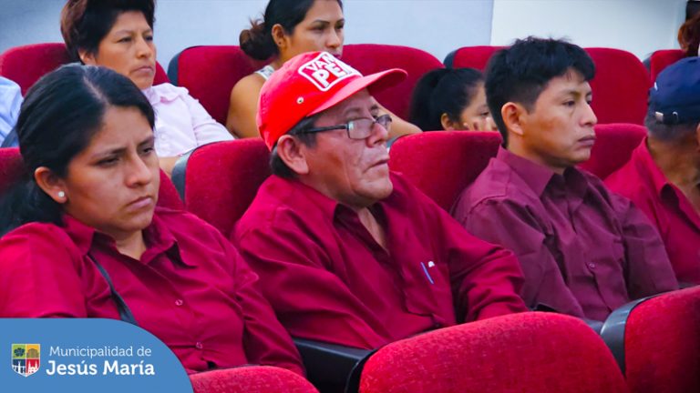 Nuestros amigos emolienteros recibieron una capacitación sobre buenas prácticas de manipulación de alimentos y hábitos de higiene en módulos de venta.
Así podrás tomar tu rico emoliente 🥤 sin preocupaciones 👍.
