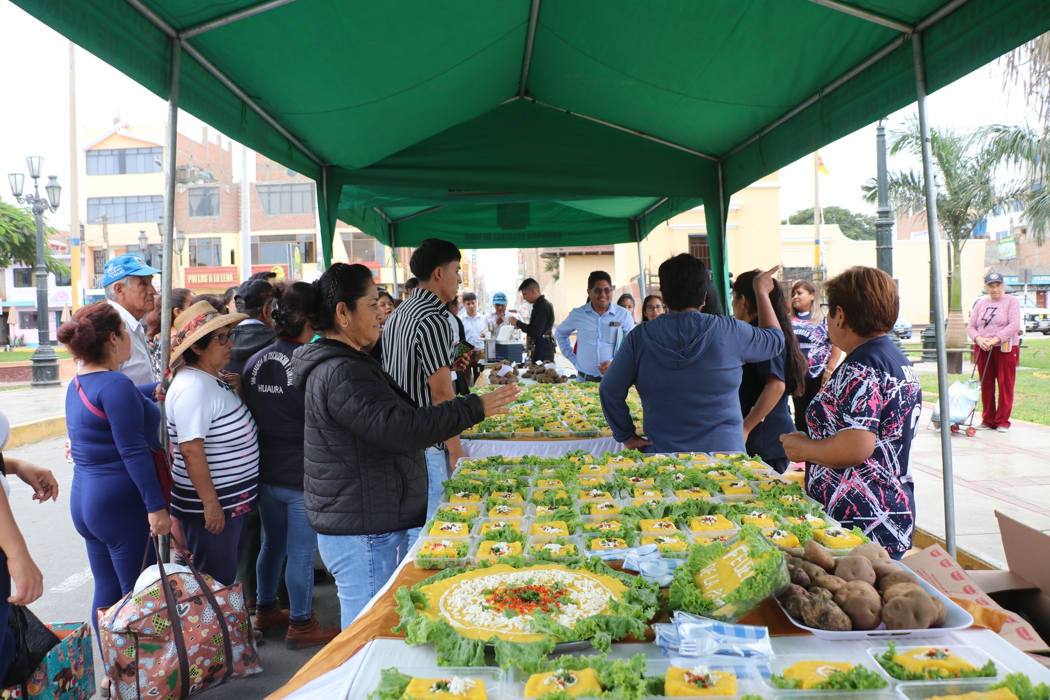 CON ÉXITO SE REALIZÓ FERIA EXPOSITIVA POR EL DÍA NACIONAL DE LA PAPA EN LA PLAZA HISTÓRICA DE HUAURA