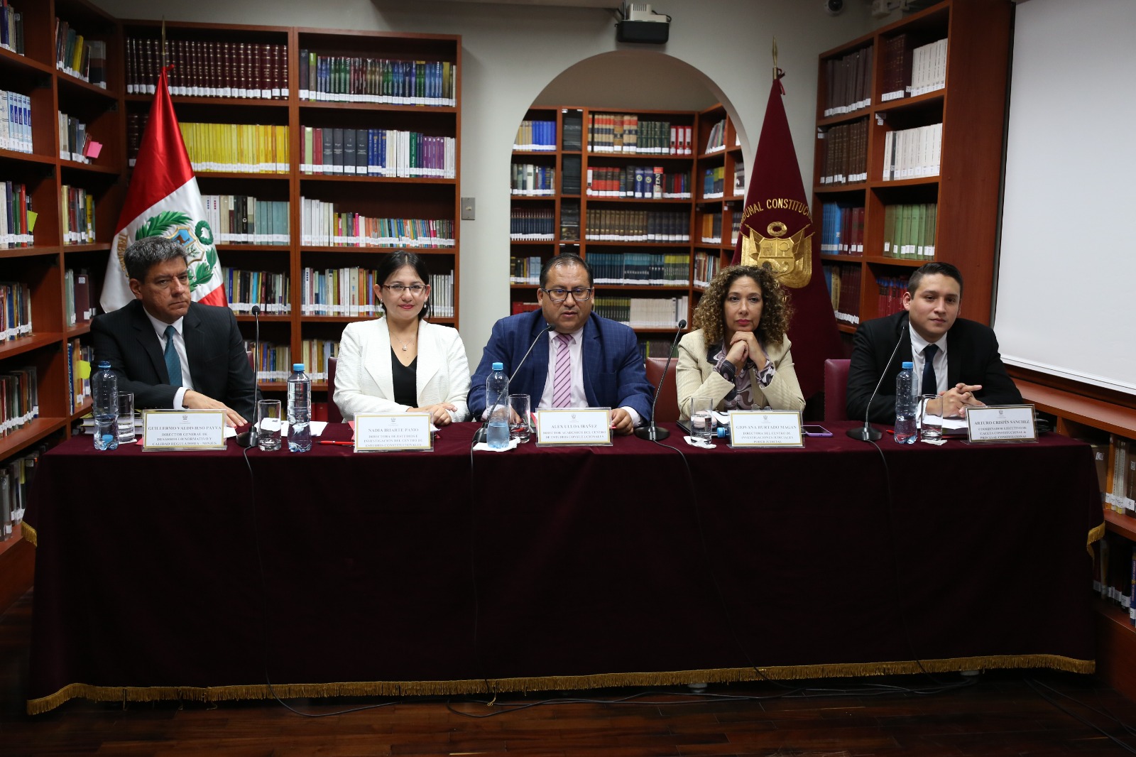 Formas de acceder a la jurisprudencia sistematizada del país presentan en conversatorio del CEC del TC