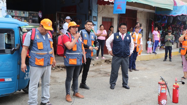 COMERCIANTES  DEL MERCADO MUNICIPAL Y AUTORIDADES  PARTICIPAN DEL SIMULACRO NACIONAL  MULTIPELIGRO