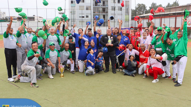 Con el objetivo de impulsar y promover la práctica del béisbol en la comunidad adulta, se realizó el campeonato de béisbol master. Nuestro alcalde, Jesús Gálvez Olivares premió con la gran copa al equipo ganador “Camaguey” y entregó medallas de reconocimiento a los demás participantes.