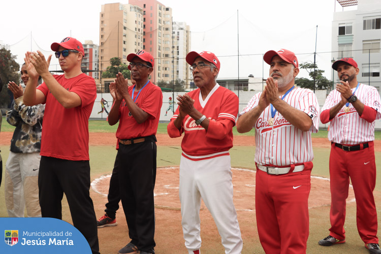 Con el objetivo de impulsar y promover la práctica del béisbol en la comunidad adulta, se realizó el campeonato de béisbol master. Nuestro alcalde, Jesús Gálvez Olivares premió con la gran copa al equipo ganador “Camaguey” y entregó medallas de reconocimiento a los demás participantes.