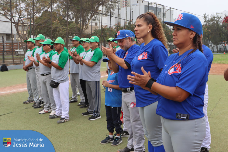 Con el objetivo de impulsar y promover la práctica del béisbol en la comunidad adulta, se realizó el campeonato de béisbol master. Nuestro alcalde, Jesús Gálvez Olivares premió con la gran copa al equipo ganador “Camaguey” y entregó medallas de reconocimiento a los demás participantes.