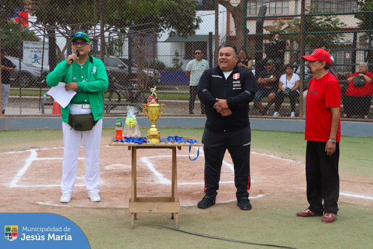 Con el objetivo de impulsar y promover la práctica del béisbol en la comunidad adulta, se realizó el campeonato de béisbol master. Nuestro alcalde, Jesús Gálvez Olivares premió con la gran copa al equipo ganador “Camaguey” y entregó medallas de reconocimiento a los demás participantes.