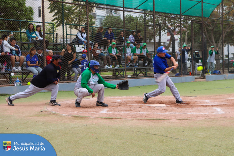 Con el objetivo de impulsar y promover la práctica del béisbol en la comunidad adulta, se realizó el campeonato de béisbol master. Nuestro alcalde, Jesús Gálvez Olivares premió con la gran copa al equipo ganador “Camaguey” y entregó medallas de reconocimiento a los demás participantes.