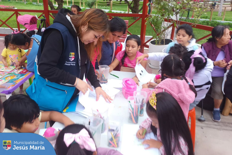 Como parte de nuestras actividades turísticas, decenas de niños visitaron nuestro renovado 🌳 Parque Habich, el primer #ParqueMultifuncional de JesúsMaría.