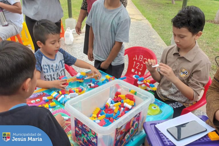 Celebramos juntos el #DíaInternacionalDelJuego en una mañana llena de diversión 🎉 en el Parque Alberti. ✨