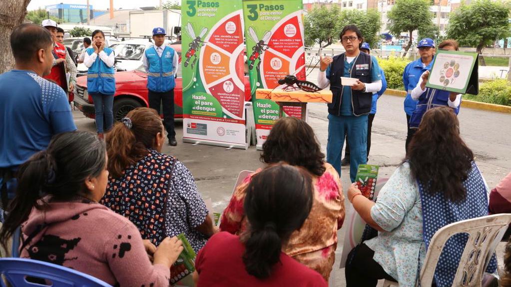 Minsa brinda recomendaciones a comerciantes de flores para frenar propagación del dengue