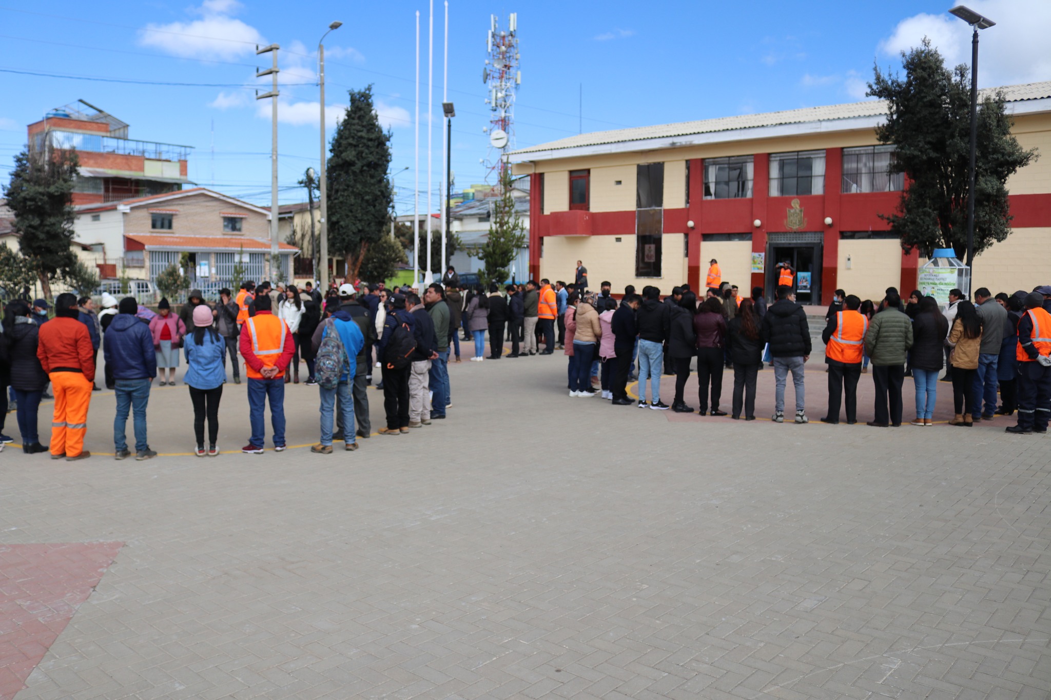 Archivo JPG los trabajadores respetando el simulacro