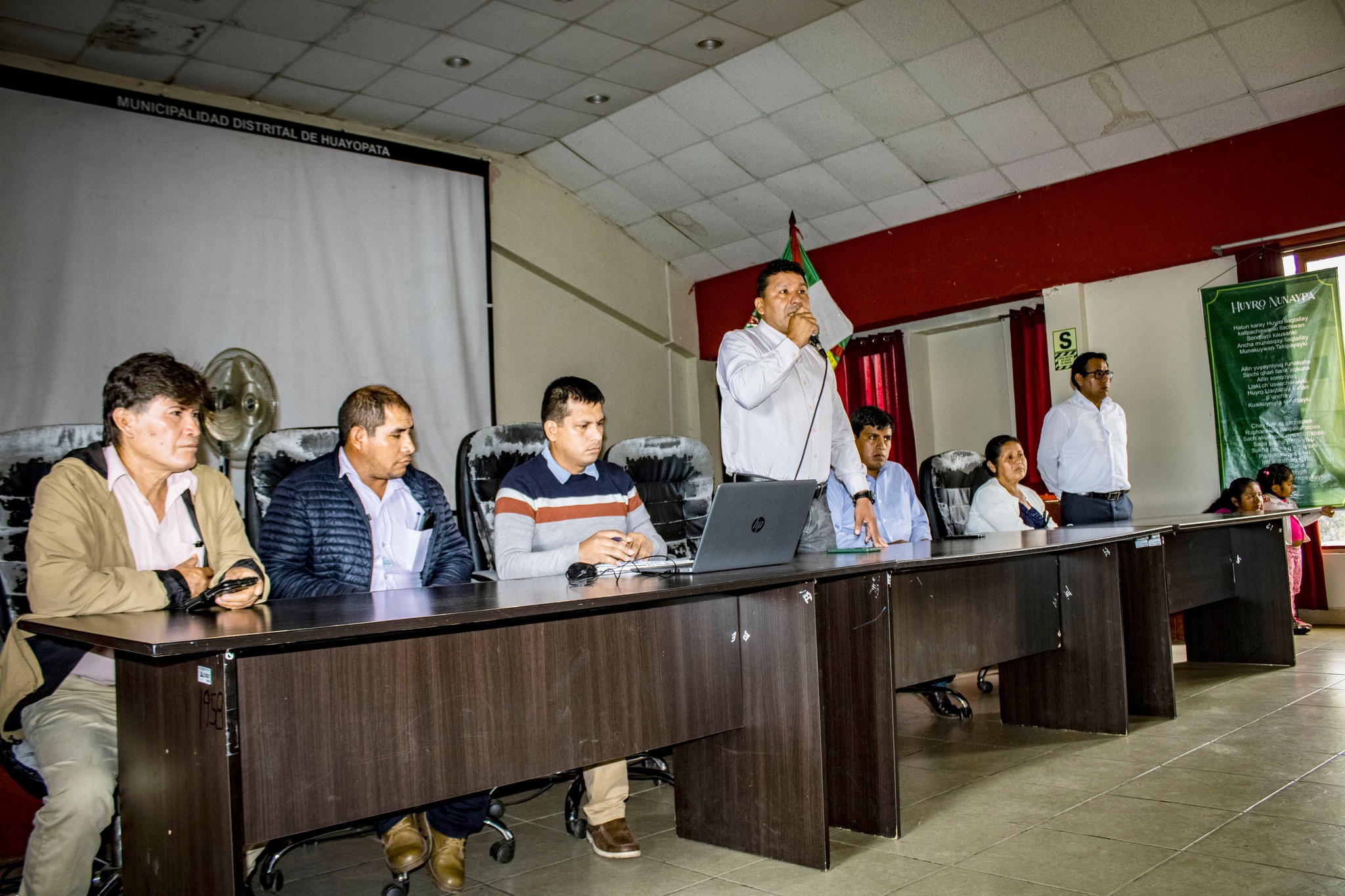 Alcalde de la Municipalidad Distrital de Huayopata Sr. Guido Figueroa Ramos y regidores, se reunieron con los pobladores de los diferentes sectores para coordinar sobre los trabajos de mantenimiento rutinario