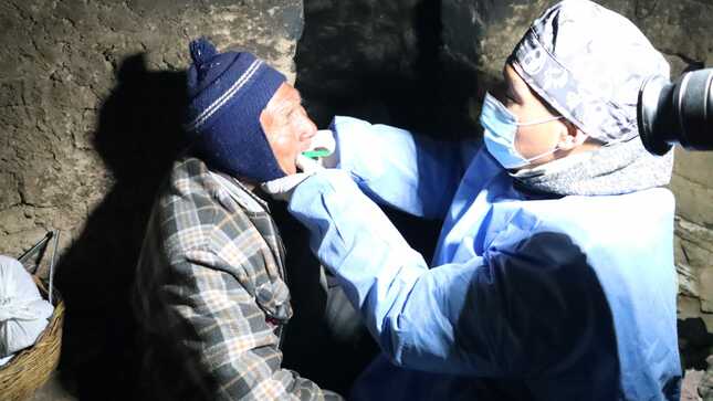Adultos mayores de Coracorani reciben nuevas prótesis dentales