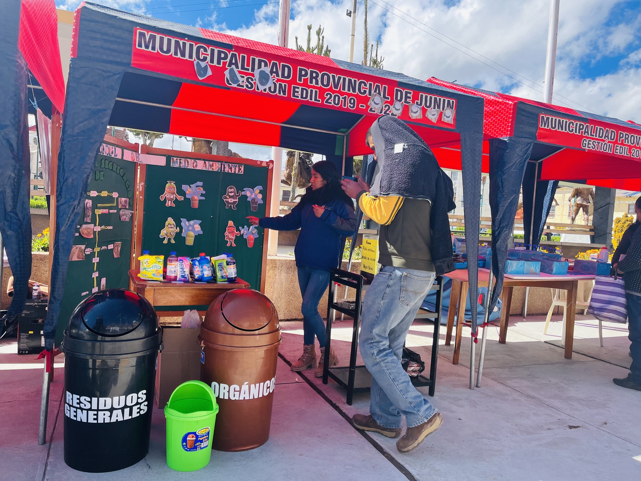 Feria Ambiental del Día del Medio Ambiente en Junín: educación y diversión ecológica en un evento exitoso, promoviendo el reciclaje y la conciencia ambiental.