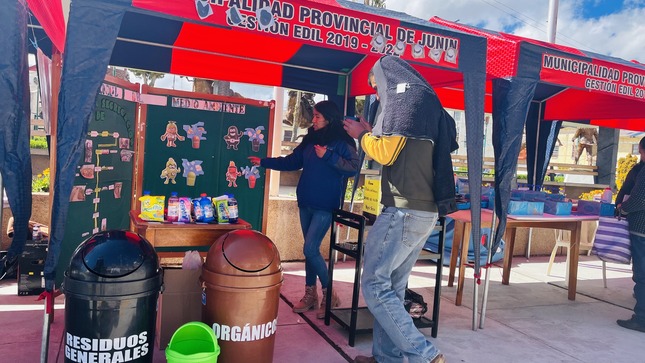 Feria Ambiental del Día del Medio Ambiente en Junín: educación y diversión ecológica en un evento exitoso, promoviendo el reciclaje y la conciencia ambiental.
