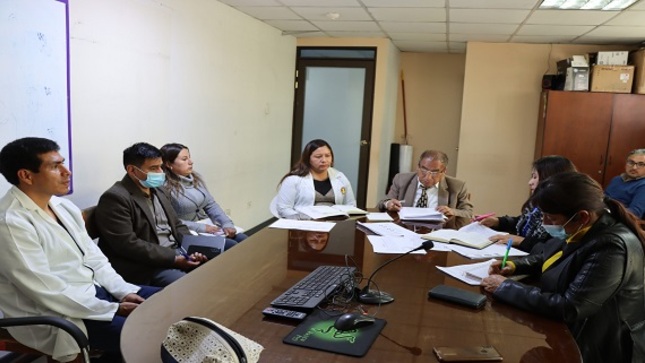 Imagen de reunión con funcionarios
