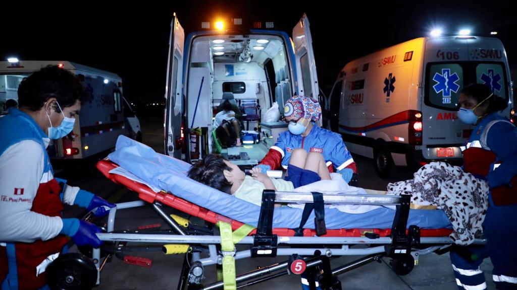 Desde la región de Piura, Minsa traslada 8 niños y niñas a Lima para recibir atención especializada por dengue
