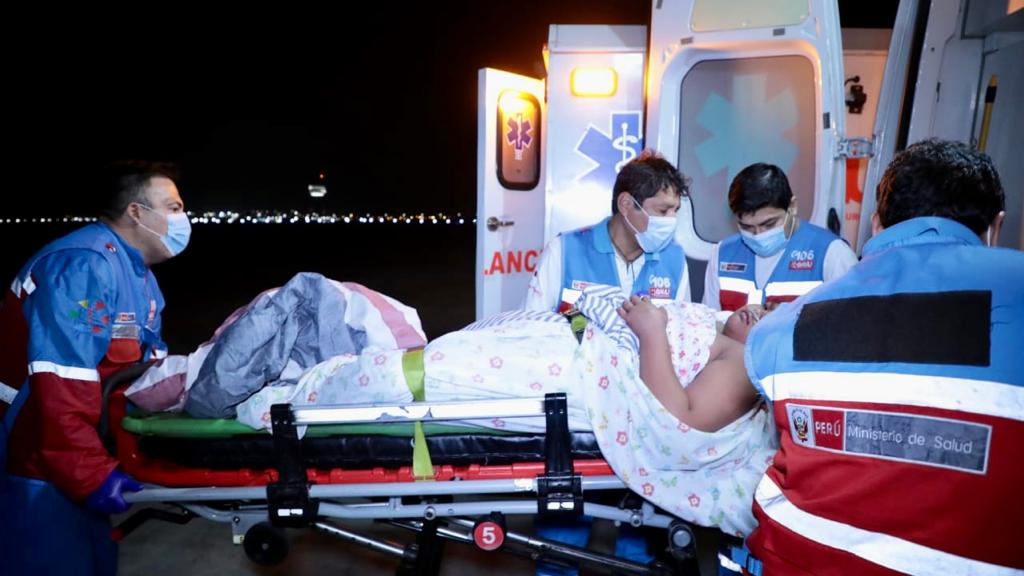 Desde la región de Piura, Minsa traslada 8 niños y niñas a Lima para recibir atención especializada por dengue