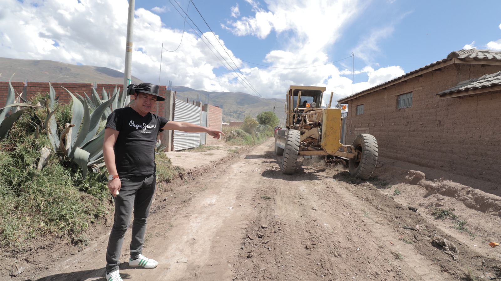 MAQUINARIAS DE LA MPH aperturan carreteras en HUAYUCACHI