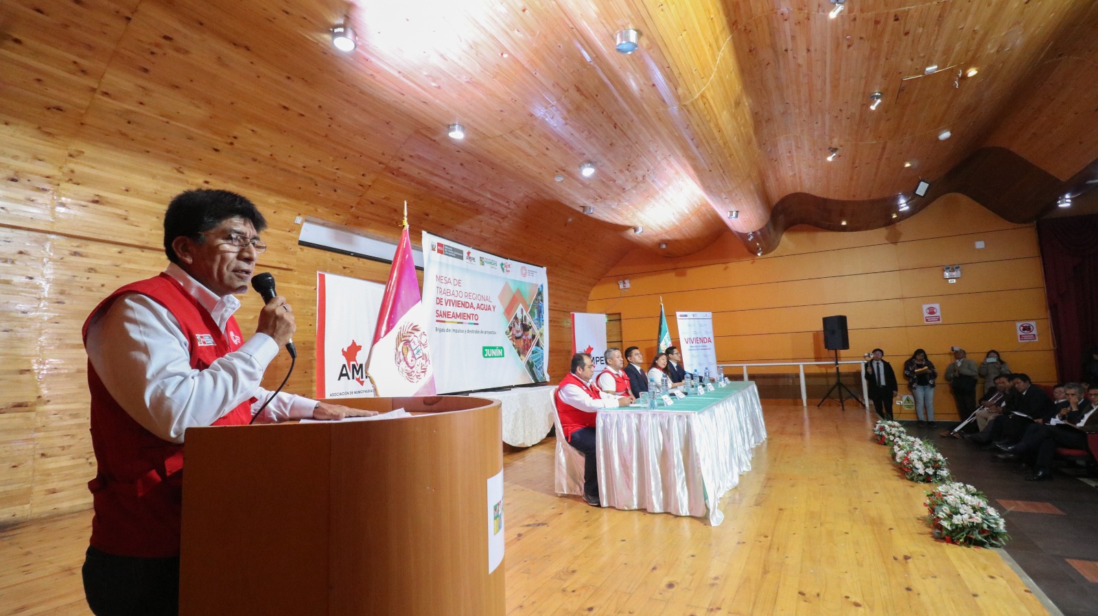 ALCALDE DENNYS CUBA PARTICIPÓ De MESA DE TRABAJO DE VIVENDA