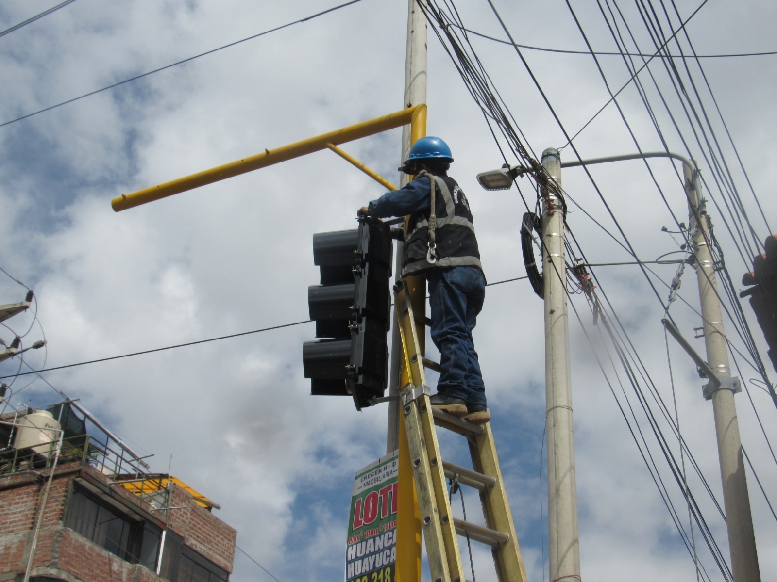 MPH COLOCA SEMÁFOROS EN PUNTO CRÍTICO DE lA CIUDAD