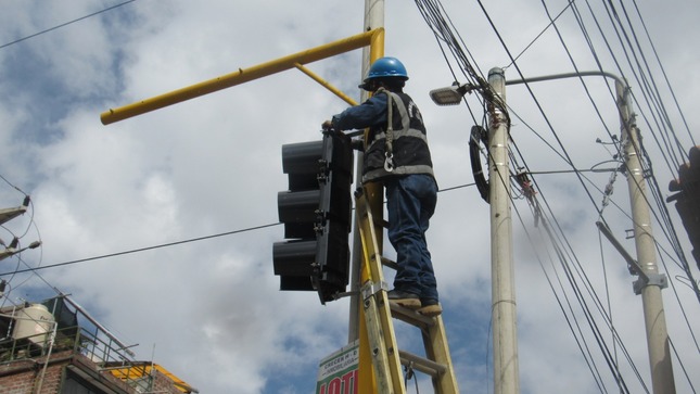 MPH COLOCA SEMÁFOROS EN PUNTO CRÍTICO DE lA CIUDAD 