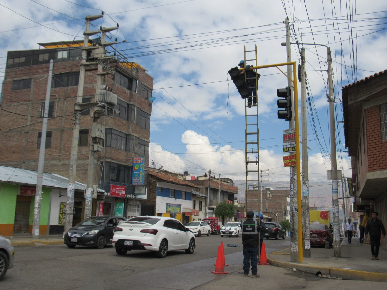 MPH COLOCA SEMÁFOROS EN PUNTO CRÍTICO DE lA CIUDAD