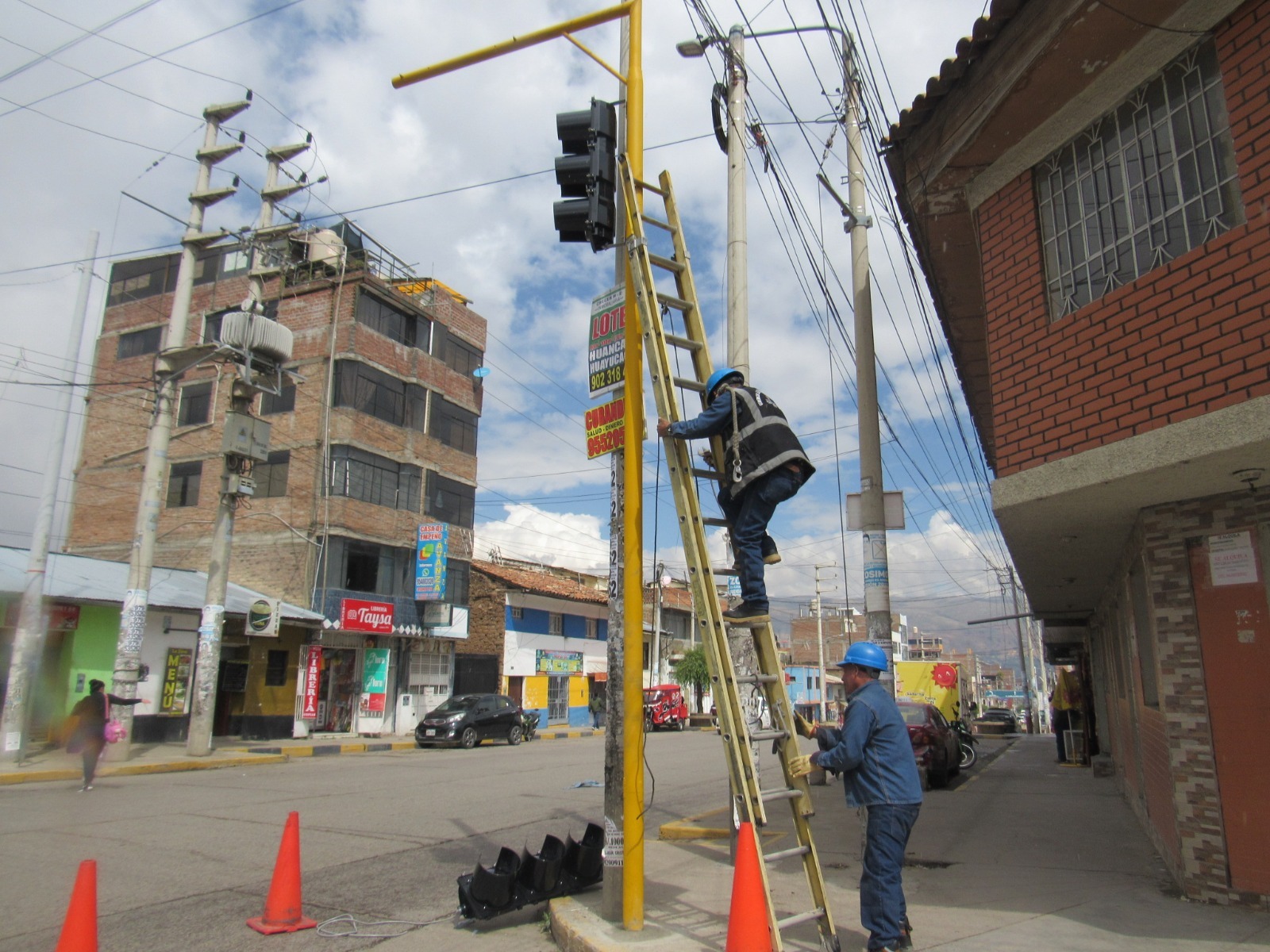 MPH COLOCA SEMÁFOROS EN PUNTO CRÍTICO DE lA CIUDAD