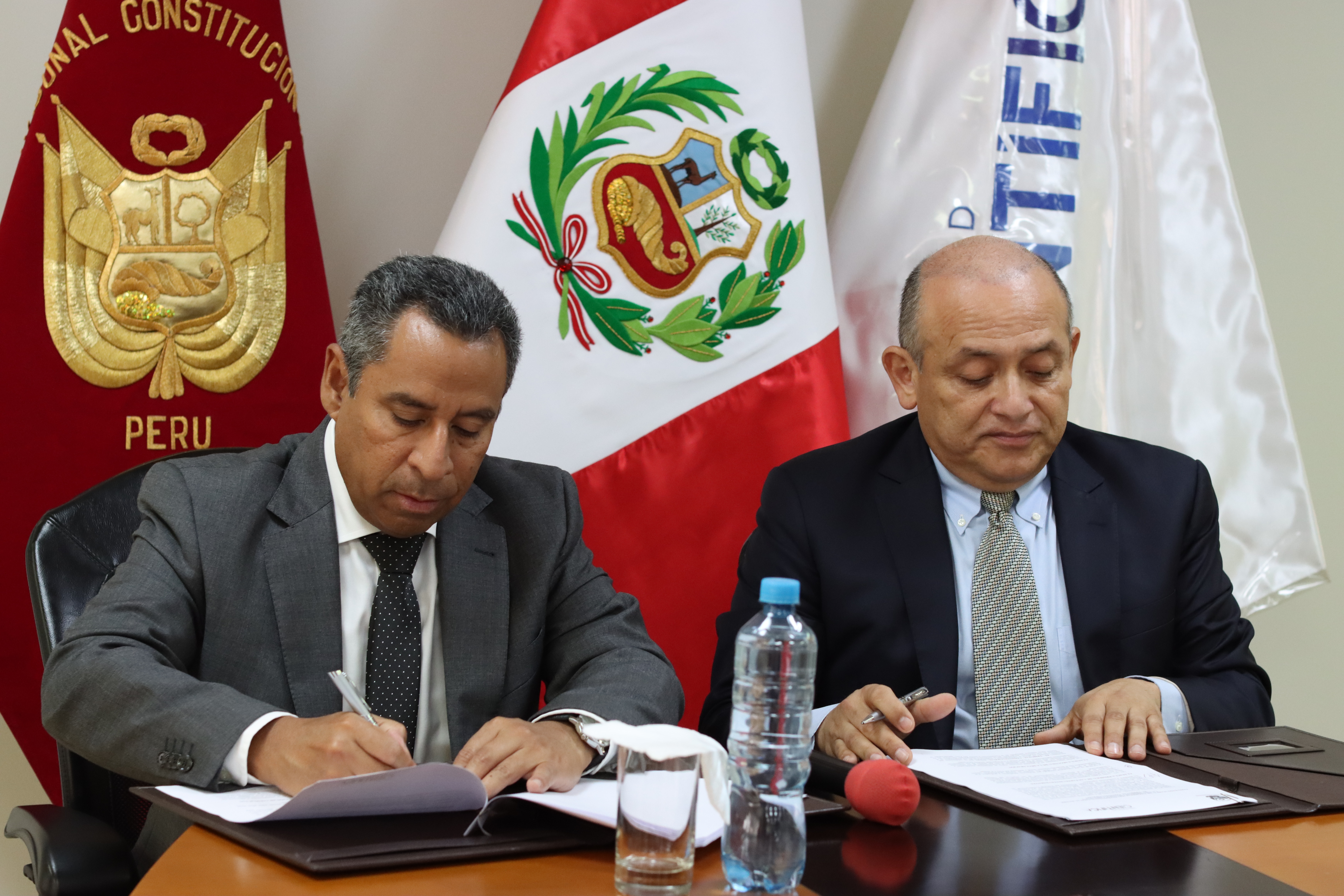 La firma de acuerdo fue realizada por el presidente del TC, magistrado Francisco Morales Saravia y por  la UCSUR, el ingeniero Luis Cardó Soria.