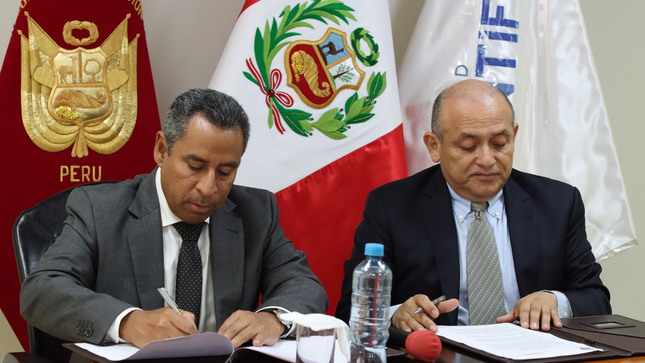 La firma de acuerdo fue realizada por el presidente del TC, magistrado Francisco Morales Saravia y por  la UCSUR, el ingeniero Luis Cardó Soria.