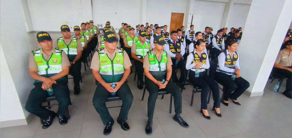 Instó a personal policial a fortalecer su institución y trabajar con responsabilidad y cercanía a la población.