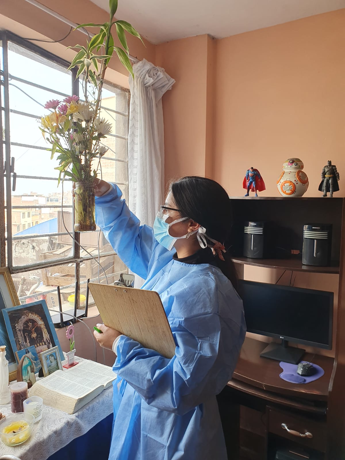 Inspectora de la Municipalidad de Chorrillos verificando dentro de una vivienda