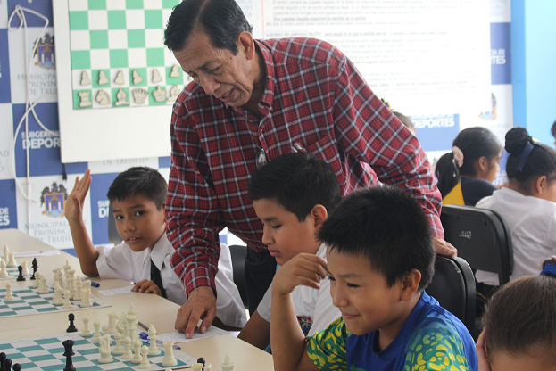 “Del cole a tu muni” trabaja con la Escuela Deportiva Municipal Gratuita de Ajedrez y se desarrolla los días lunes, miércoles y viernes.