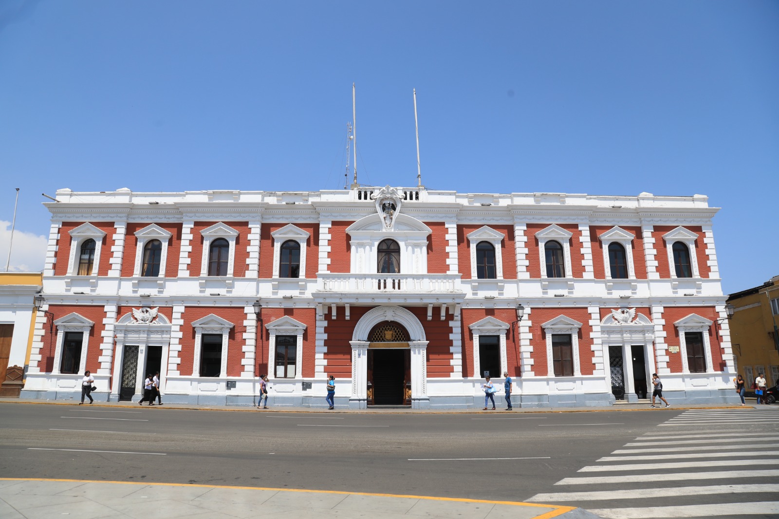 el Concejo Municipal aprobó aceptar la transferencia de 208 bienes muebles de propiedad de Transportes Metropolitanos de Trujillo (TMT) a favor de la Municipalidad Provincial de Trujillo.