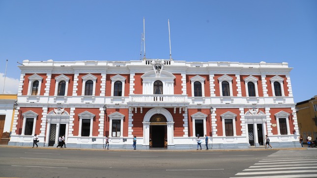 el Concejo Municipal aprobó aceptar la transferencia de 208 bienes muebles de propiedad de Transportes Metropolitanos de Trujillo (TMT) a favor de la Municipalidad Provincial de Trujillo.