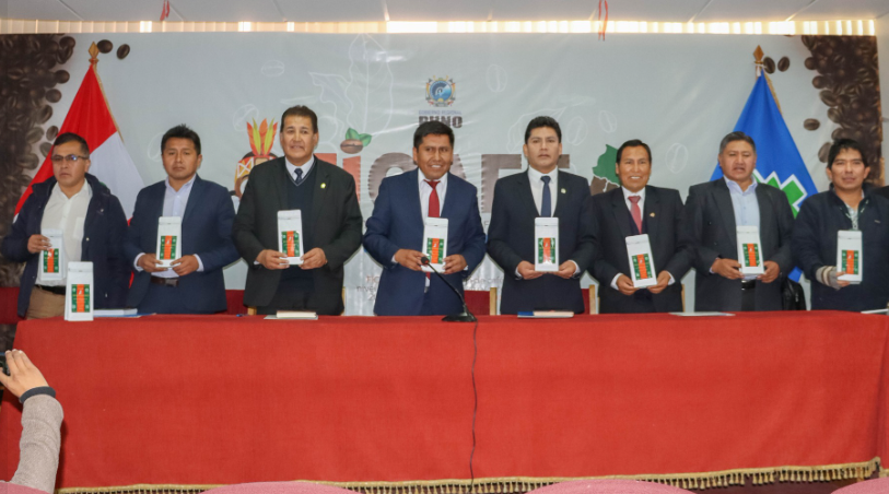 Puno se alista para el evento cafetalero más grande del Perú, se trata de la VII Feria Internacional de Cafés Especiales "FICAFÉ Puno 2023" que se realizará en el mes de noviembre; para ello las instituciones involucradas en el comité organizador participaron en la tercera reunión de FICAFÉ, donde la Municipalidad Provincial de Puno liderada por el Lic. Javier Ponce Roque, presentó su plan de trabajo "Puno huele a café".