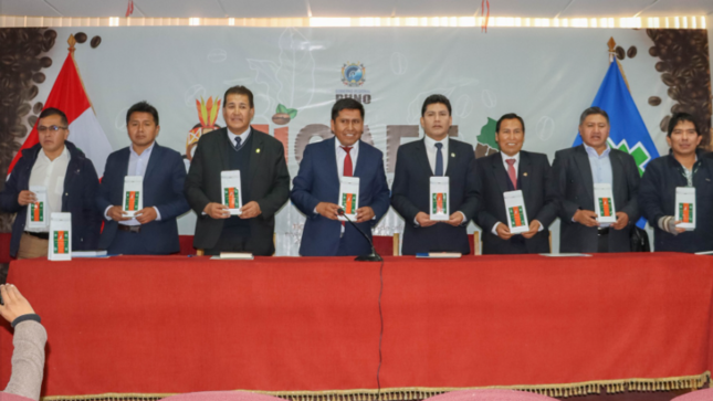 Puno se alista para el evento cafetalero más grande del Perú, se trata de la VII Feria Internacional de Cafés Especiales "FICAFÉ Puno 2023" que se realizará en el mes de noviembre; para ello las instituciones involucradas en el comité organizador participaron en la tercera reunión de FICAFÉ, donde la Municipalidad Provincial de Puno liderada por el Lic. Javier Ponce Roque, presentó su plan de trabajo "Puno huele a café".

