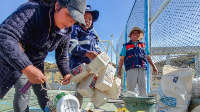 El esfuerzo por conservar nuestro medio ambiente continúa, mediante la ejecución del programa de trueque ecológico "Sumaq Ayni", en el cual viene trabajando la Gerencia de Gestión Integral de Residuos Sólidos de la Municipalidad Provincial de Puno.