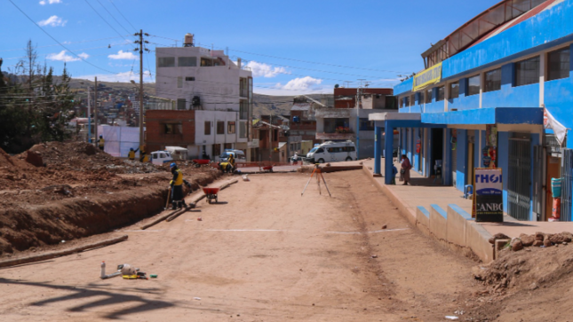 Con el objetivo de fiscalizar el avance y ejecución de la obra denominada "Mejoramiento de pistas y veredas en los jirones Luis La Puerta, Teodomiro Gutiérrez Cueva y Calles conexas del barrio Villa Paxa, de la ciudad de Puno”