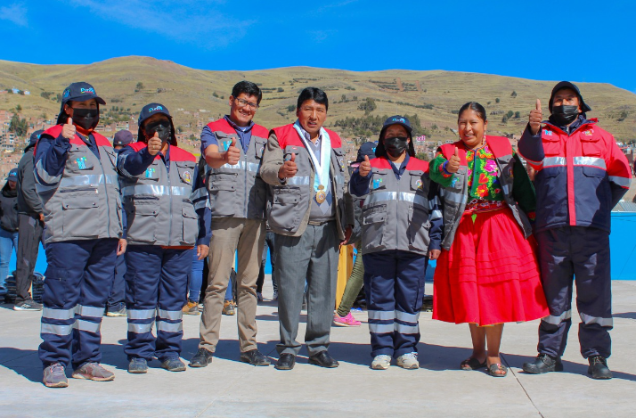 Inspirada en el propósito de garantizar la seguridad de los trabajadores de primera línea, la Gerencia de Gestión Integral de Residuos Sólidos de la Municipalidad Provincial de Puno, el día de hoy cumplió con la dotación de equipos de protección personal a 200 trabajadores de limpieza.