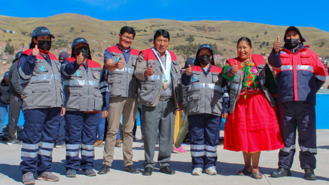 Inspirada en el propósito de garantizar la seguridad de los trabajadores de primera línea, la Gerencia de Gestión Integral de Residuos Sólidos de la Municipalidad Provincial de Puno, el día de hoy cumplió con la dotación de equipos de protección personal a 200 trabajadores de limpieza.
