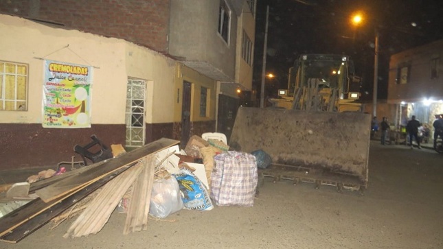 46 toneladas de objetos inservibles de los techos en las casas de Chicago fueron erradicados por la MPT y el Segat.  