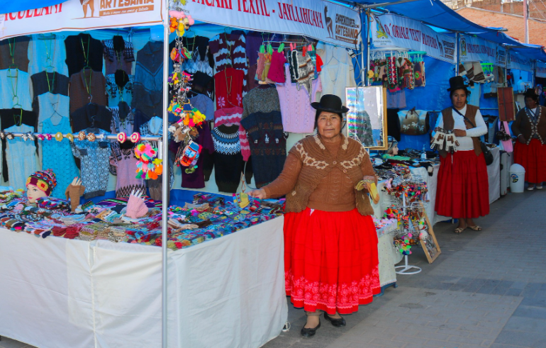 Con el objetivo de promocionar el desarrollo de negocios rentables y sostenibles en el sector artesanía, la Sub Gerencia de Promoción Empresarial y Desarrollo Económico Rural de la Municipalidad Provincial de Puno, viene promoviendo productos artesanales, a través de la “Feria del emprendedor en artesanía – Puno teje 100% alpaca”, que se desarrollará desde hoy miércoles 24, hasta el sábado 27 de mayo del presente año, esto en el Jr. Arequipa de la ciudad de Puno.