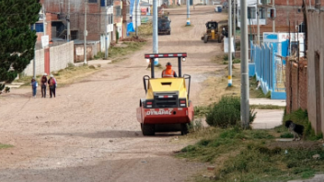 Como parte de la campaña “Puno Renace con la Muni a tu Alcance”, el Programa Especial de Operación y Mantenimiento de Equipo Mecánico (PEOME) de la Municipalidad Provincial de Puno, realizó desde tempranas horas de la mañana trabajos de perfilamiento de vías en la Av. Los Ángeles y la Av. Huerta Huaraya, ambas ubicadas en el centro poblado de Alto Puno.