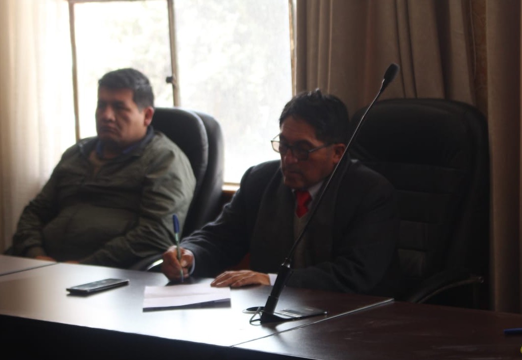Archivo JPG el gerente municipal firmando