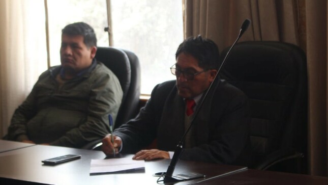 Archivo JPG el gerente municipal firmando