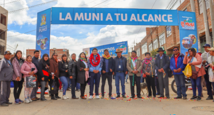 La campaña social “Puno Renace con la Muni a tu Alcance” se llevó a cabo con gran éxito en el centro poblado de Alto Puno, el alcalde de Puno, Lic. Javier Ponce Roque, junto con el Concejo Municipal, participó activamente en esta iniciativa que recibió una cálida acogida por parte de los pobladores de la zona.
