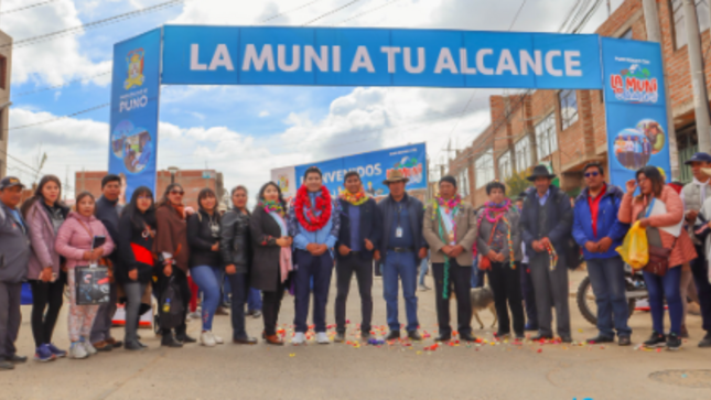 La campaña social “Puno Renace con la Muni a tu Alcance” se llevó a cabo con gran éxito en el centro poblado de Alto Puno, el alcalde de Puno, Lic. Javier Ponce Roque, junto con el Concejo Municipal, participó activamente en esta iniciativa que recibió una cálida acogida por parte de los pobladores de la zona.