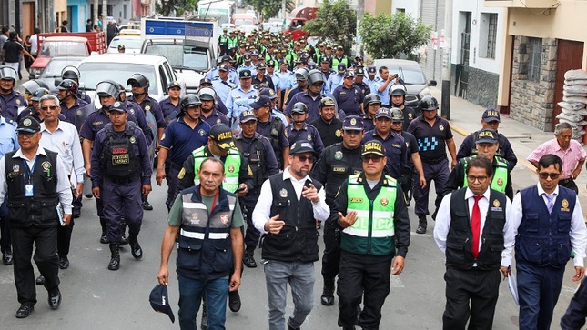 Fiscalía, PNP y MPT tuvieron que intervenir para recuperar el libre tránsito en esta parte de la ciudad invadida por comercio informal y ambulantes. 