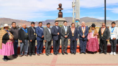 Durante el sentido homenaje póstumo por conmemorar los 20 Años de la muerte del estudiante de la Facultad de Ciencias de la Educación Eddy Quilca Cruz (1980 - 2003) de la Universidad Nacional del Altiplano (UNA), el alcalde de Puno, Lic. Javier Ponce Roque, entregó reconocimientos por la heroica lucha estudiantil emprendida el 29 de mayo de 2003.